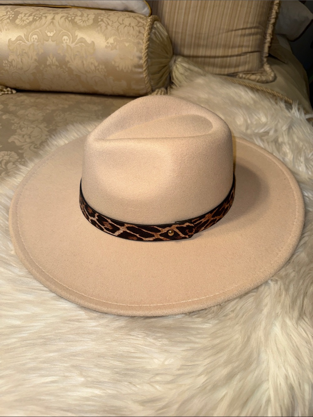 Woman’s Beige Wide-Brim Fedora Hat with Leopard Band BNWOT